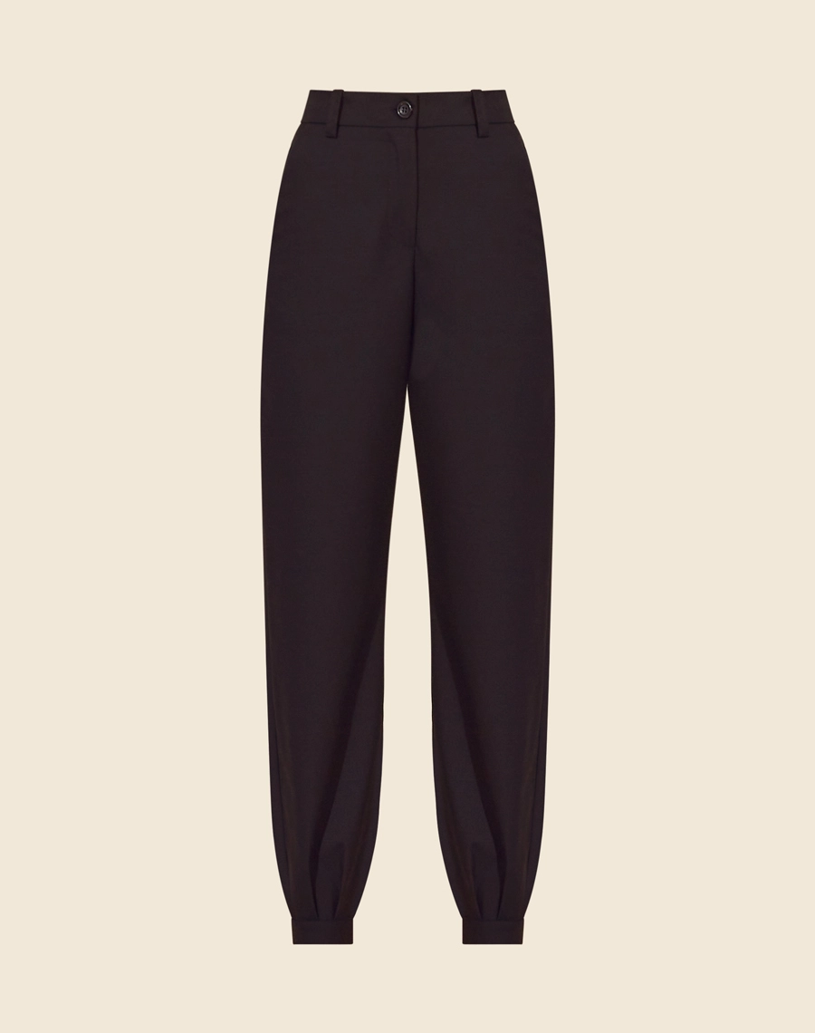 Calça Noelia confeccionada é a escolha perfeita para quem busca unir sofisticação e conforto. <br/>