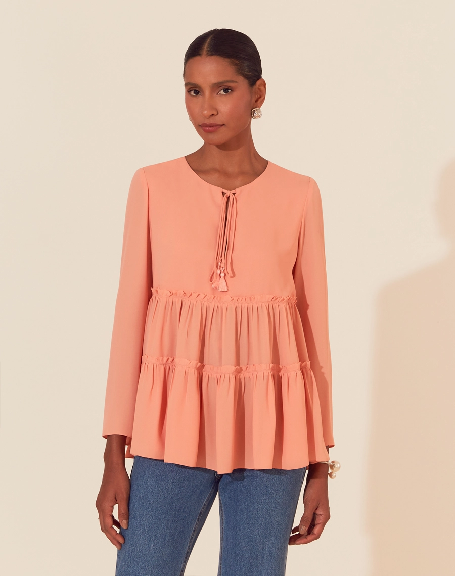 Bata Camila é confeccionada em crepinho, um tecido leve e fluido. Essa blusa é indispensável para quem deseja um visual elegante e prático,  sendo versátil para reuniões de trabalho ou eventos sociais.