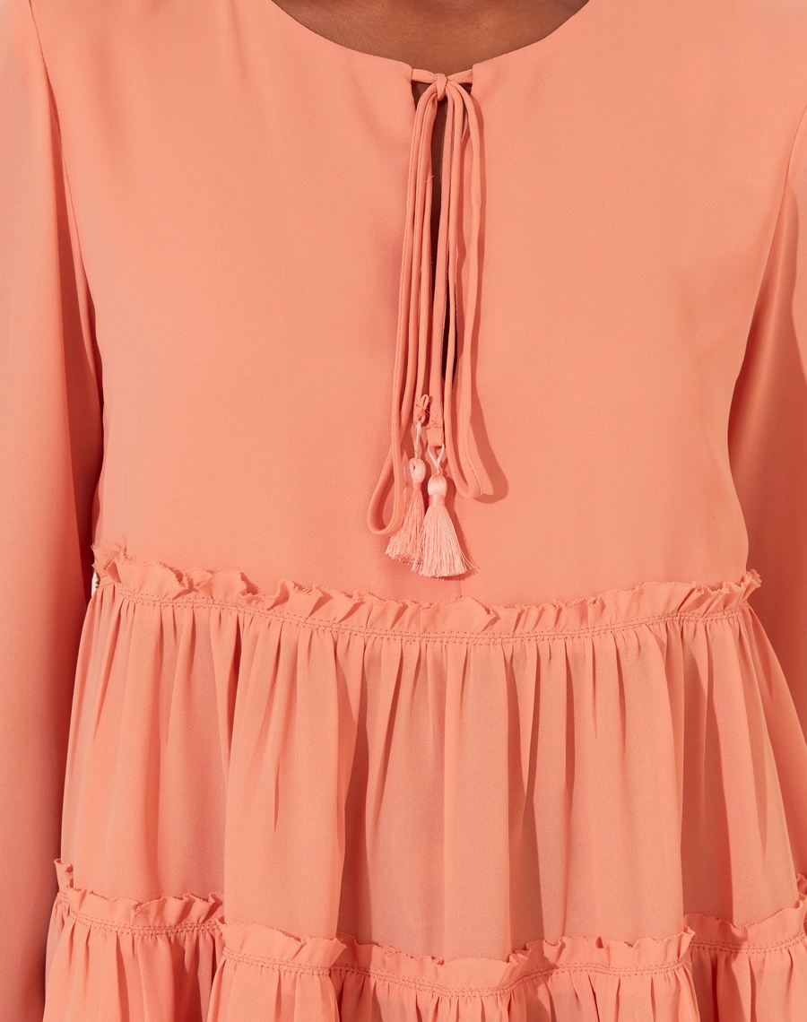 Bata Camila é confeccionada em crepinho, um tecido leve e fluido. Essa blusa é indispensável para quem deseja um visual elegante e prático,  sendo versátil para reuniões de trabalho ou eventos sociais.