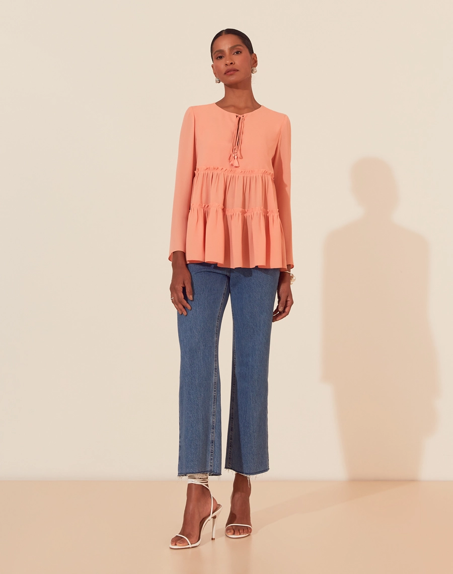 Bata Camila é confeccionada em crepinho, um tecido leve e fluido. Essa blusa é indispensável para quem deseja um visual elegante e prático,  sendo versátil para reuniões de trabalho ou eventos sociais.