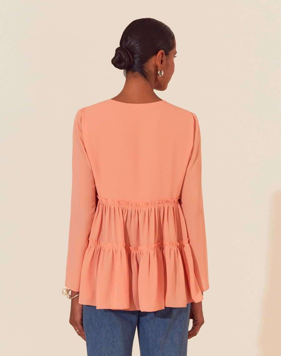 Bata Camila é confeccionada em crepinho, um tecido leve e fluido. Essa blusa é indispensável para quem deseja um visual elegante e prático,  sendo versátil para reuniões de trabalho ou eventos sociais.