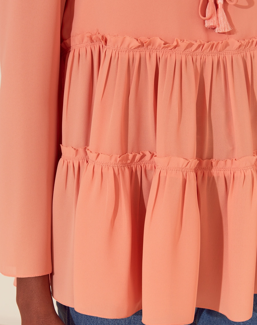 Bata Camila é confeccionada em crepinho, um tecido leve e fluido. Essa blusa é indispensável para quem deseja um visual elegante e prático,  sendo versátil para reuniões de trabalho ou eventos sociais.