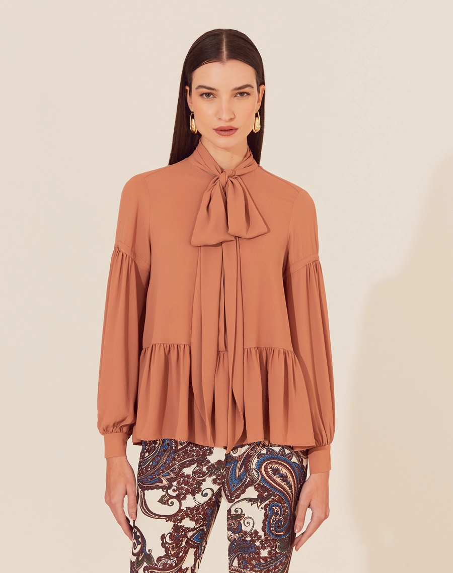 A Blusa Luisa é confeccionada em crepinho, um tecido leve e fluido. É ideal para quem deseja um visual elegante e versátil,  transita fácil por reuniões de trabalho ou eventos sociais