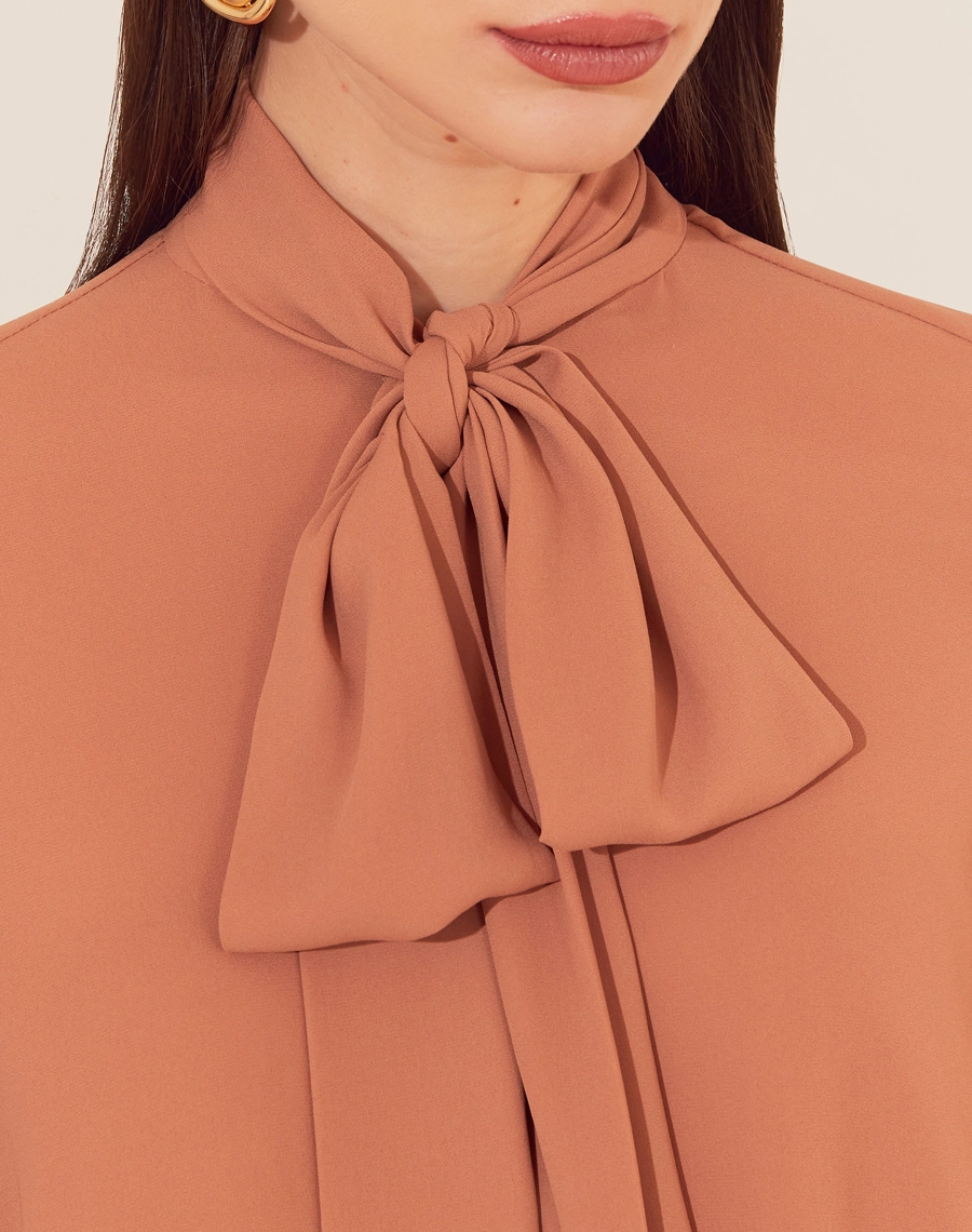 A Blusa Luisa é confeccionada em crepinho, um tecido leve e fluido. É ideal para quem deseja um visual elegante e versátil,  transita fácil por reuniões de trabalho ou eventos sociais