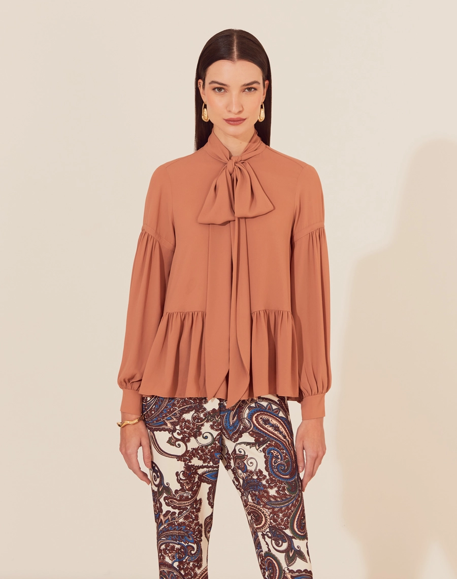 A Blusa Luisa é confeccionada em crepinho, um tecido leve e fluido. É ideal para quem deseja um visual elegante e versátil,  transita fácil por reuniões de trabalho ou eventos sociais