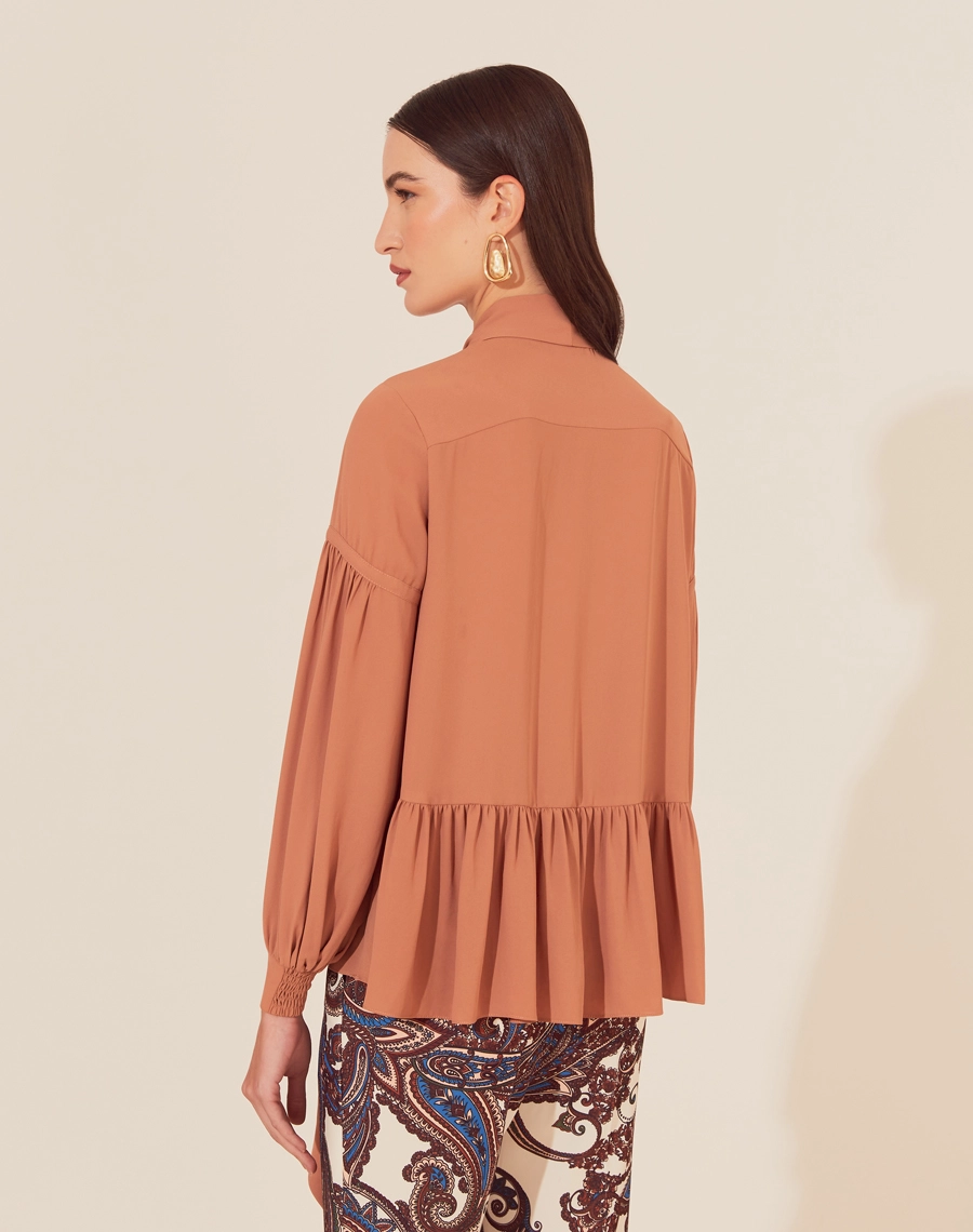A Blusa Luisa é confeccionada em crepinho, um tecido leve e fluido. É ideal para quem deseja um visual elegante e versátil,  transita fácil por reuniões de trabalho ou eventos sociais