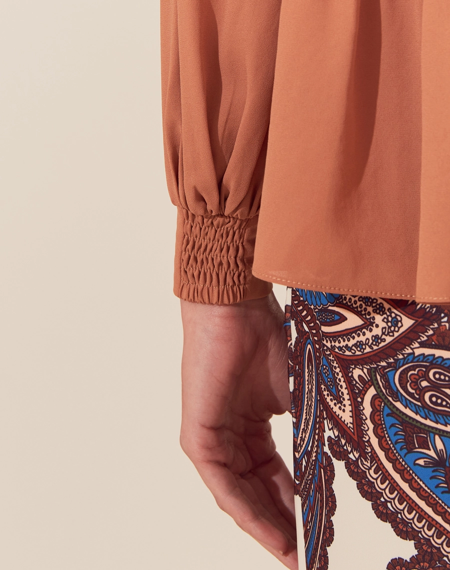 A Blusa Luisa é confeccionada em crepinho, um tecido leve e fluido. É ideal para quem deseja um visual elegante e versátil,  transita fácil por reuniões de trabalho ou eventos sociais