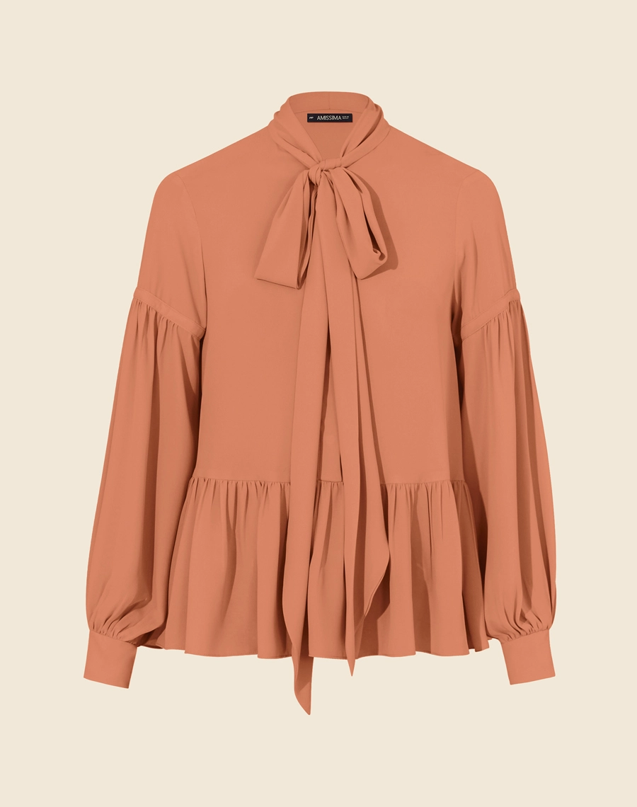 A Blusa Luisa é confeccionada em crepinho, um tecido leve e fluido. É ideal para quem deseja um visual elegante e versátil,  transita fácil por reuniões de trabalho ou eventos sociais