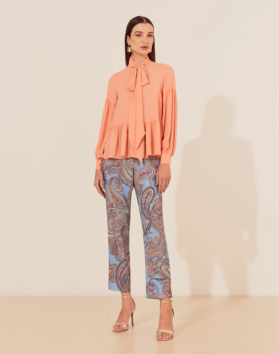A Blusa Luisa é confeccionada em crepinho, um tecido leve e fluido. É ideal para quem deseja um visual elegante e versátil,  transita fácil por reuniões de trabalho ou eventos sociais