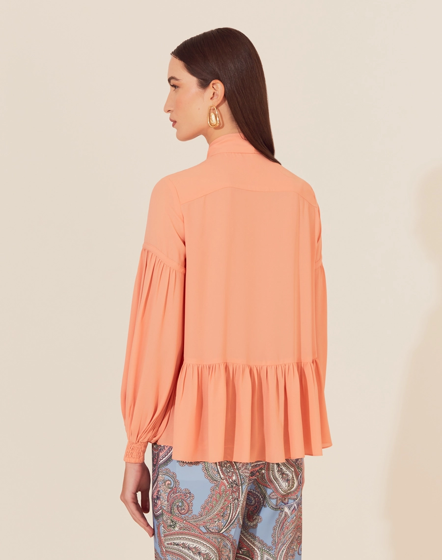 A Blusa Luisa é confeccionada em crepinho, um tecido leve e fluido. É ideal para quem deseja um visual elegante e versátil,  transita fácil por reuniões de trabalho ou eventos sociais