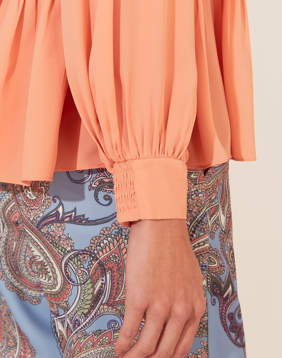 A Blusa Luisa é confeccionada em crepinho, um tecido leve e fluido. É ideal para quem deseja um visual elegante e versátil,  transita fácil por reuniões de trabalho ou eventos sociais