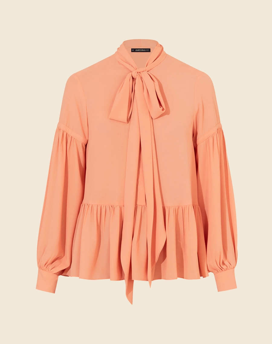 A Blusa Luisa é confeccionada em crepinho, um tecido leve e fluido. É ideal para quem deseja um visual elegante e versátil,  transita fácil por reuniões de trabalho ou eventos sociais