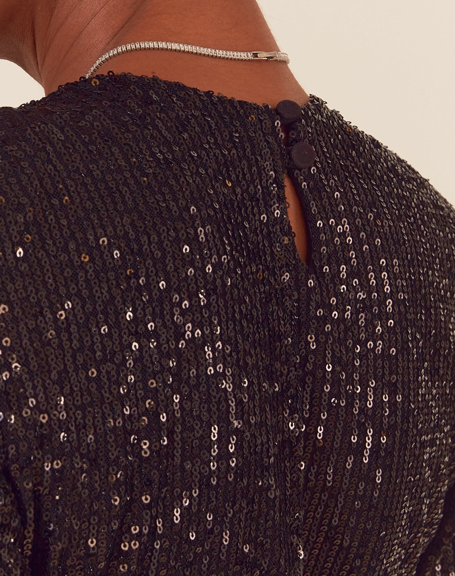 A Blusa Katia é confeccionada em paetê redondo de alta qualidade, com forro interno para garantir conforto durante todo o uso. Ideal para compor looks que transitam por eventos noturnos e jantares elegantes.