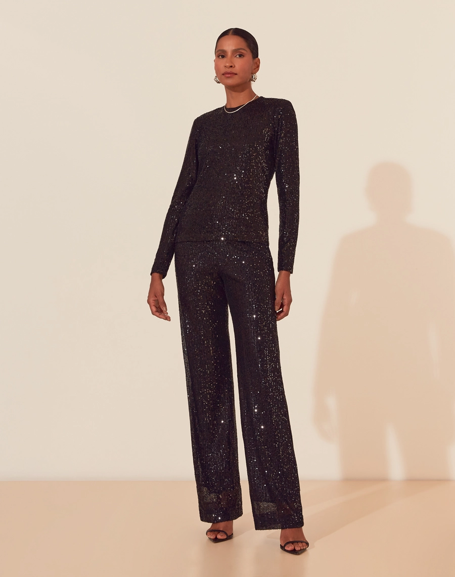 A Blusa Katia é confeccionada em paetê redondo de alta qualidade, com forro interno para garantir conforto durante todo o uso. Ideal para compor looks que transitam por eventos noturnos e jantares elegantes.
