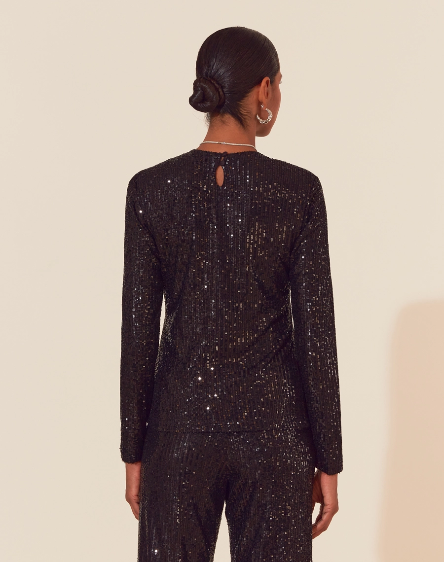 A Blusa Katia é confeccionada em paetê redondo de alta qualidade, com forro interno para garantir conforto durante todo o uso. Ideal para compor looks que transitam por eventos noturnos e jantares elegantes.