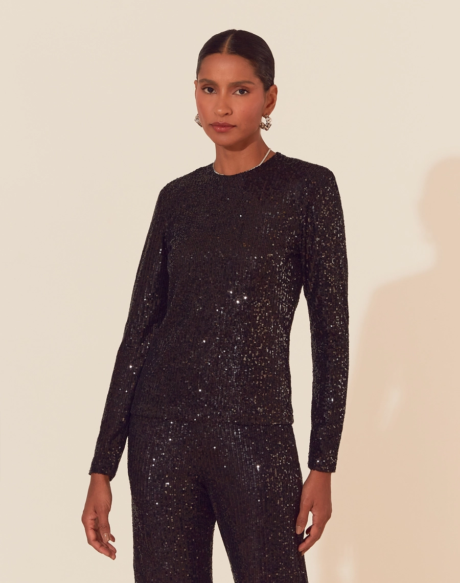 A Blusa Katia é confeccionada em paetê redondo de alta qualidade, com forro interno para garantir conforto durante todo o uso. Ideal para compor looks que transitam por eventos noturnos e jantares elegantes.