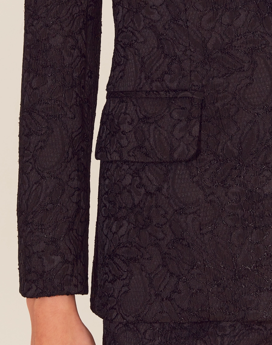 O Blazer Thais é confeccionado em jacquard. É  indispensável para quem deseja sofisticação e estilo. Perfeito para transitar entre diferentes ocasiões, desde coquetéis diurnos até jantares especiais.
