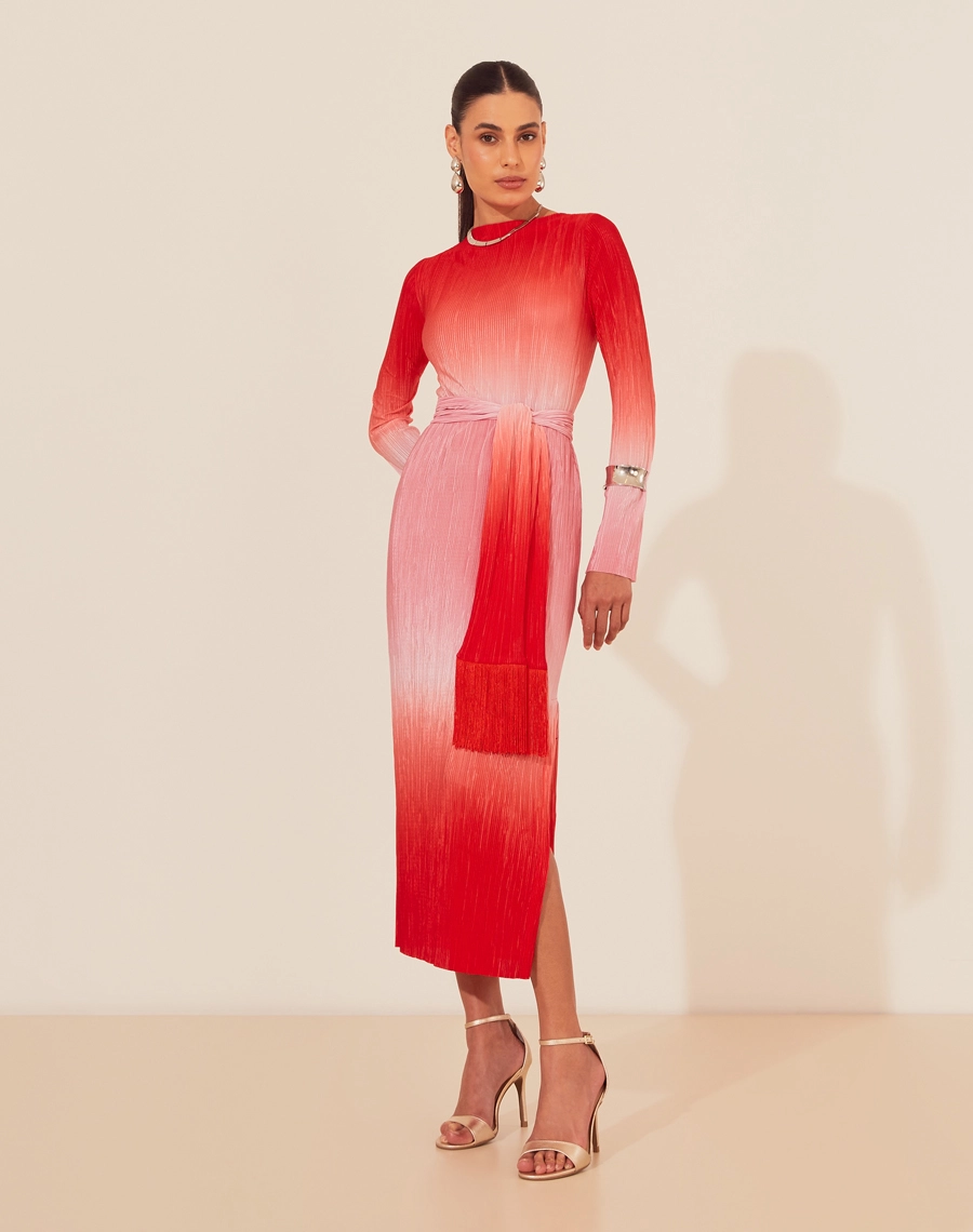 O Vestido Midi Laura é confeccionado em tecido plissado, que possui  toque suave e fluido. As cores em degradê desse vestido midi tornam a peça indispensável para quem busca um look confortável e estiloso.