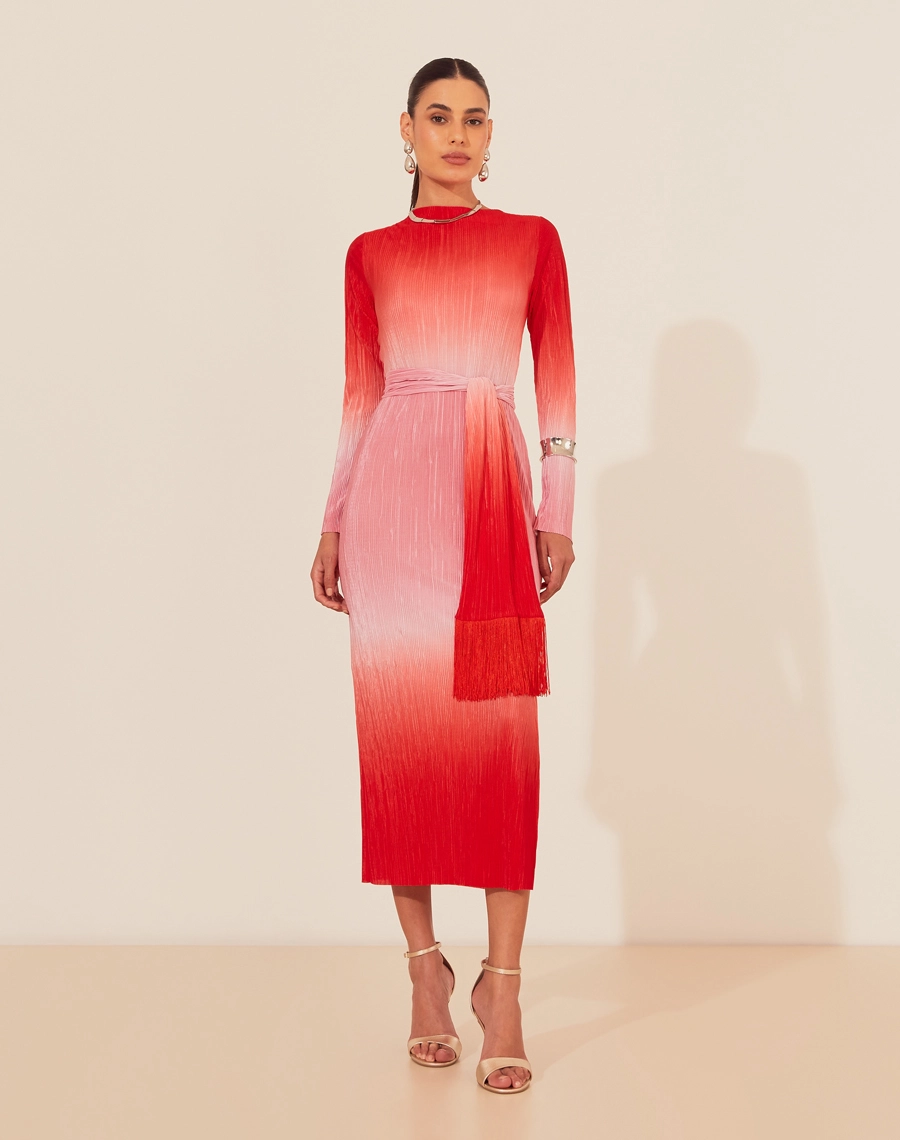 O Vestido Midi Laura é confeccionado em tecido plissado, que possui  toque suave e fluido. As cores em degradê desse vestido midi tornam a peça indispensável para quem busca um look confortável e estiloso.