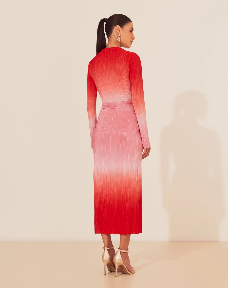 O Vestido Midi Laura é confeccionado em tecido plissado, que possui  toque suave e fluido. As cores em degradê desse vestido midi tornam a peça indispensável para quem busca um look confortável e estiloso.