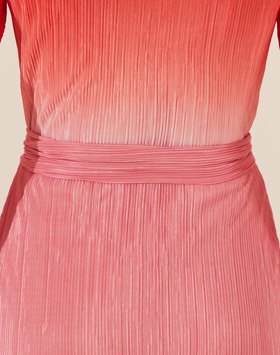 O Vestido Midi Laura é confeccionado em tecido plissado, que possui  toque suave e fluido. As cores em degradê desse vestido midi tornam a peça indispensável para quem busca um look confortável e estiloso.