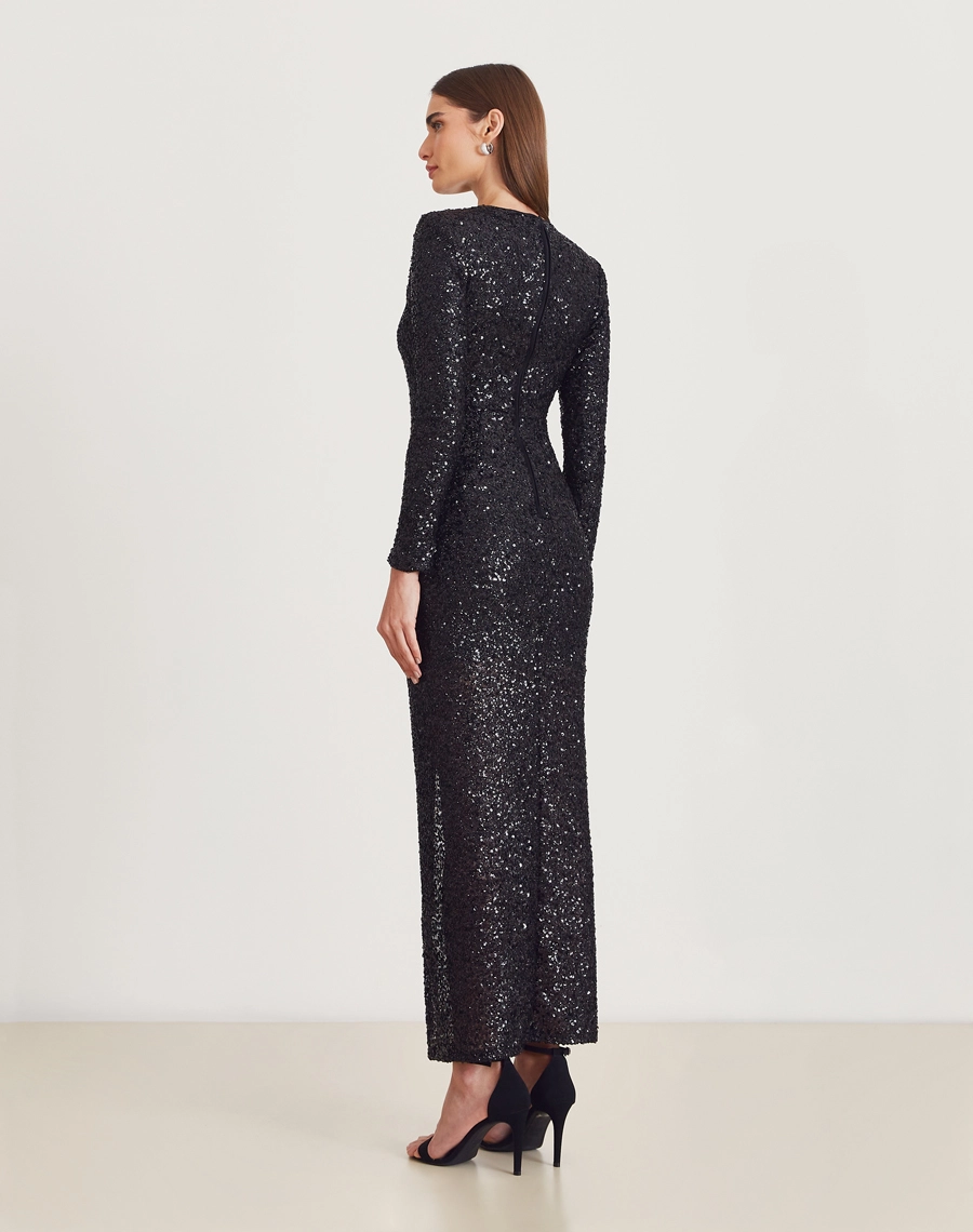 O Vestido Longo Shine é confeccionado em paetê bordado. Este vestido de paetê é ideal para festas noturnas, coquetéis sofisticados e outras ocasiões especiais, sendo indispensável para quem deseja elegância e glamour em um único look.