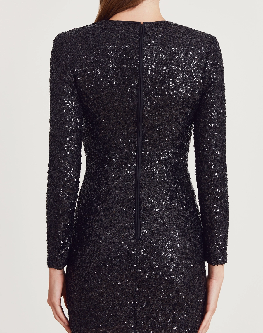 O Vestido Longo Shine é confeccionado em paetê bordado. Este vestido de paetê é ideal para festas noturnas, coquetéis sofisticados e outras ocasiões especiais, sendo indispensável para quem deseja elegância e glamour em um único look.