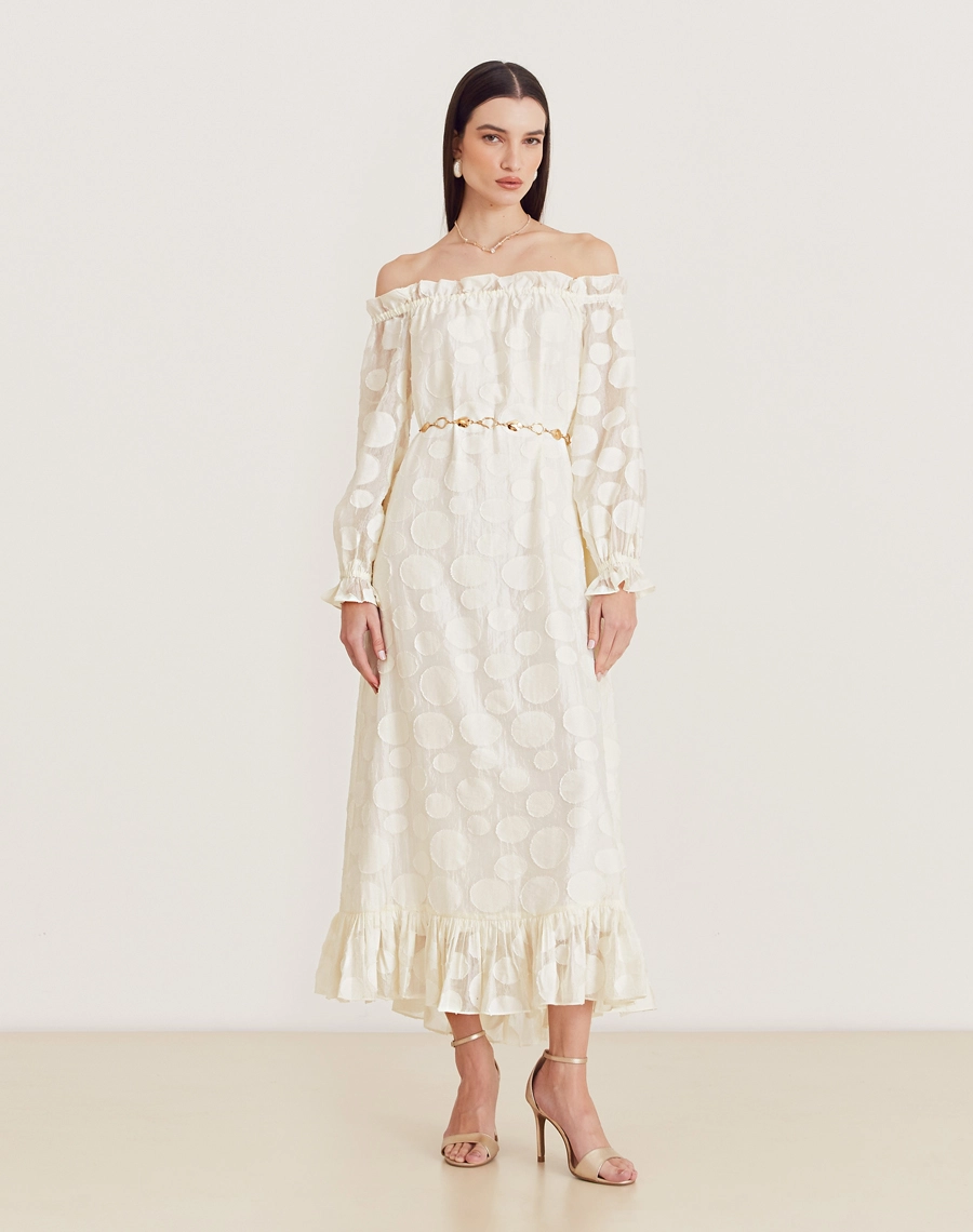 O Vestido Longo Moss é confeccionado em viscose mista com detalhes geométricos bordados, possuindo caimento fluido e sendo menos propenso a amassar, perfeito para o dia a dia. Esse vestido longo é versátil e elegante, perfeito para passeios diurnos, almoços casuais ou coquetéis informais.