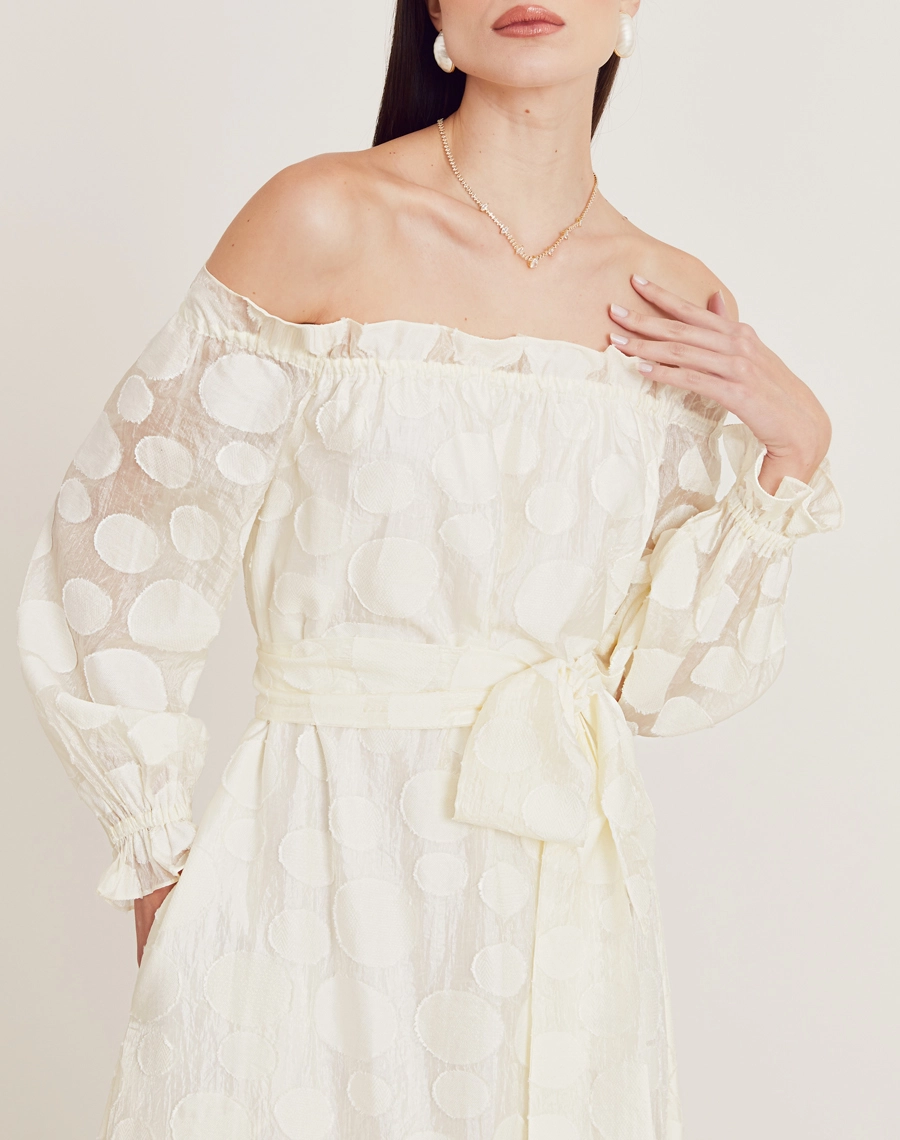 O Vestido Longo Moss é confeccionado em viscose mista com detalhes geométricos bordados, possuindo caimento fluido e sendo menos propenso a amassar, perfeito para o dia a dia. Esse vestido longo é versátil e elegante, perfeito para passeios diurnos, almoços casuais ou coquetéis informais.
