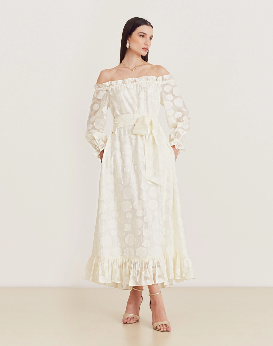 O Vestido Longo Moss é confeccionado em viscose mista com detalhes geométricos bordados, possuindo caimento fluido e sendo menos propenso a amassar, perfeito para o dia a dia. Esse vestido longo é versátil e elegante, perfeito para passeios diurnos, almoços casuais ou coquetéis informais.