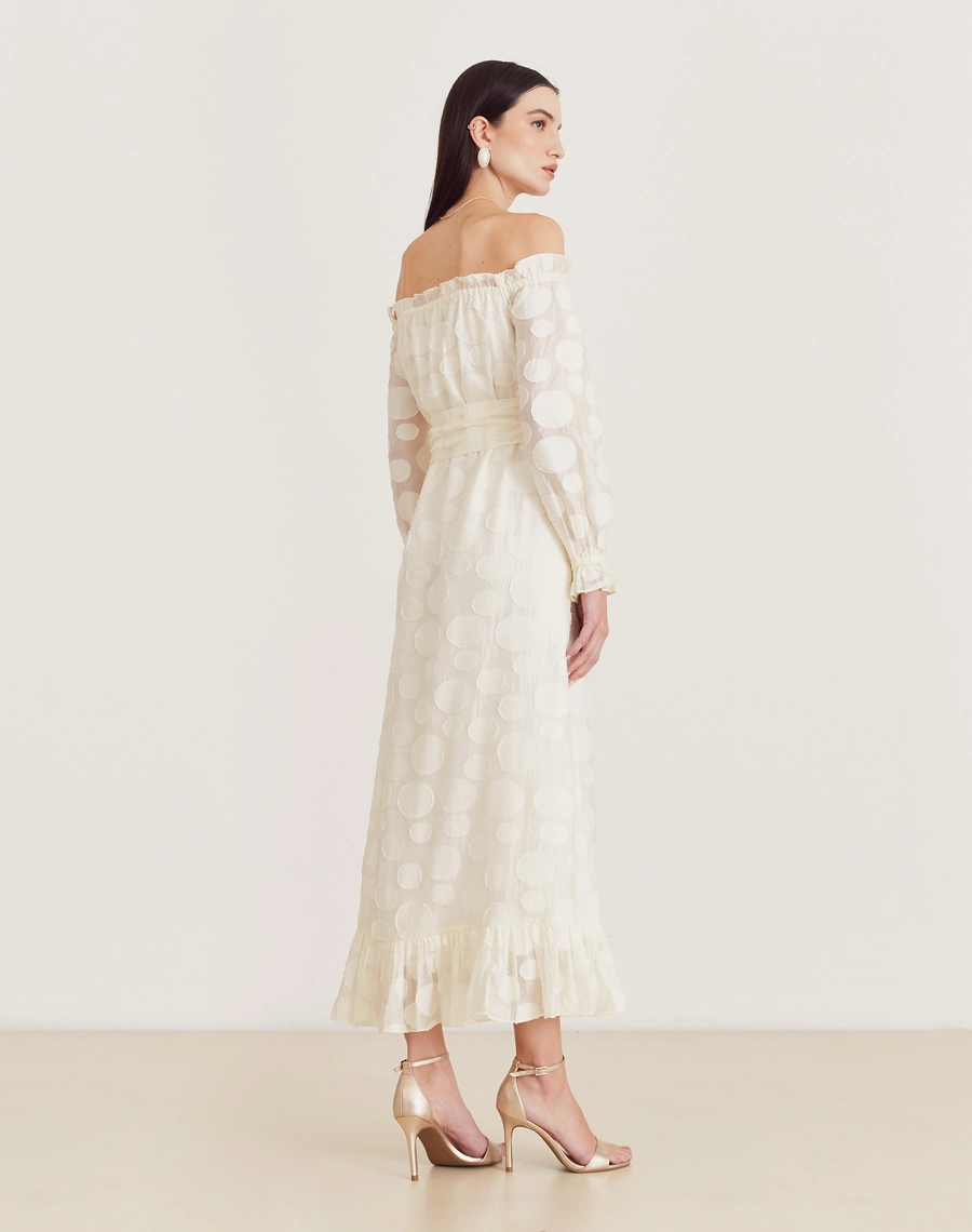 O Vestido Longo Moss é confeccionado em viscose mista com detalhes geométricos bordados, possuindo caimento fluido e sendo menos propenso a amassar, perfeito para o dia a dia. Esse vestido longo é versátil e elegante, perfeito para passeios diurnos, almoços casuais ou coquetéis informais.