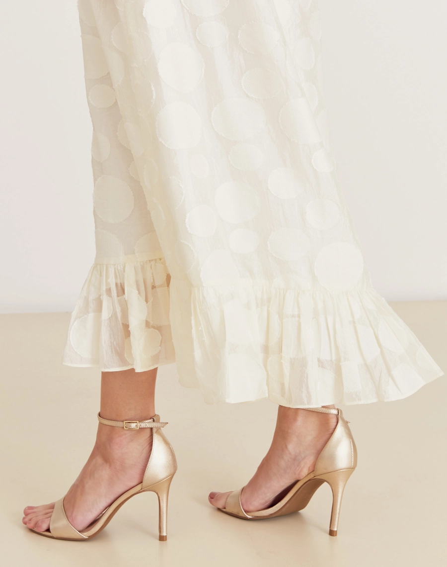 O Vestido Longo Moss é confeccionado em viscose mista com detalhes geométricos bordados, possuindo caimento fluido e sendo menos propenso a amassar, perfeito para o dia a dia. Esse vestido longo é versátil e elegante, perfeito para passeios diurnos, almoços casuais ou coquetéis informais.
