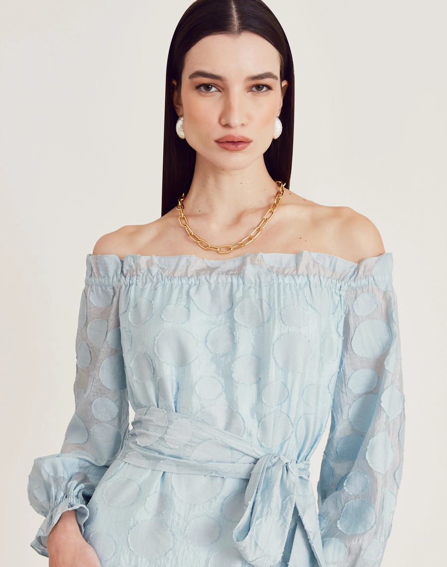 O Vestido Longo Moss é confeccionado em viscose mista com detalhes geométricos bordados, possuindo caimento fluido e sendo menos propenso a amassar, perfeito para o dia a dia. Esse vestido longo é versátil e elegante, perfeito para passeios diurnos, almoços casuais ou coquetéis informais.