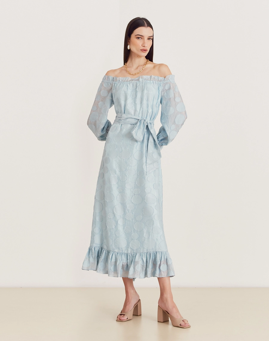 O Vestido Longo Moss é confeccionado em viscose mista com detalhes geométricos bordados, possuindo caimento fluido e sendo menos propenso a amassar, perfeito para o dia a dia. Esse vestido longo é versátil e elegante, perfeito para passeios diurnos, almoços casuais ou coquetéis informais.