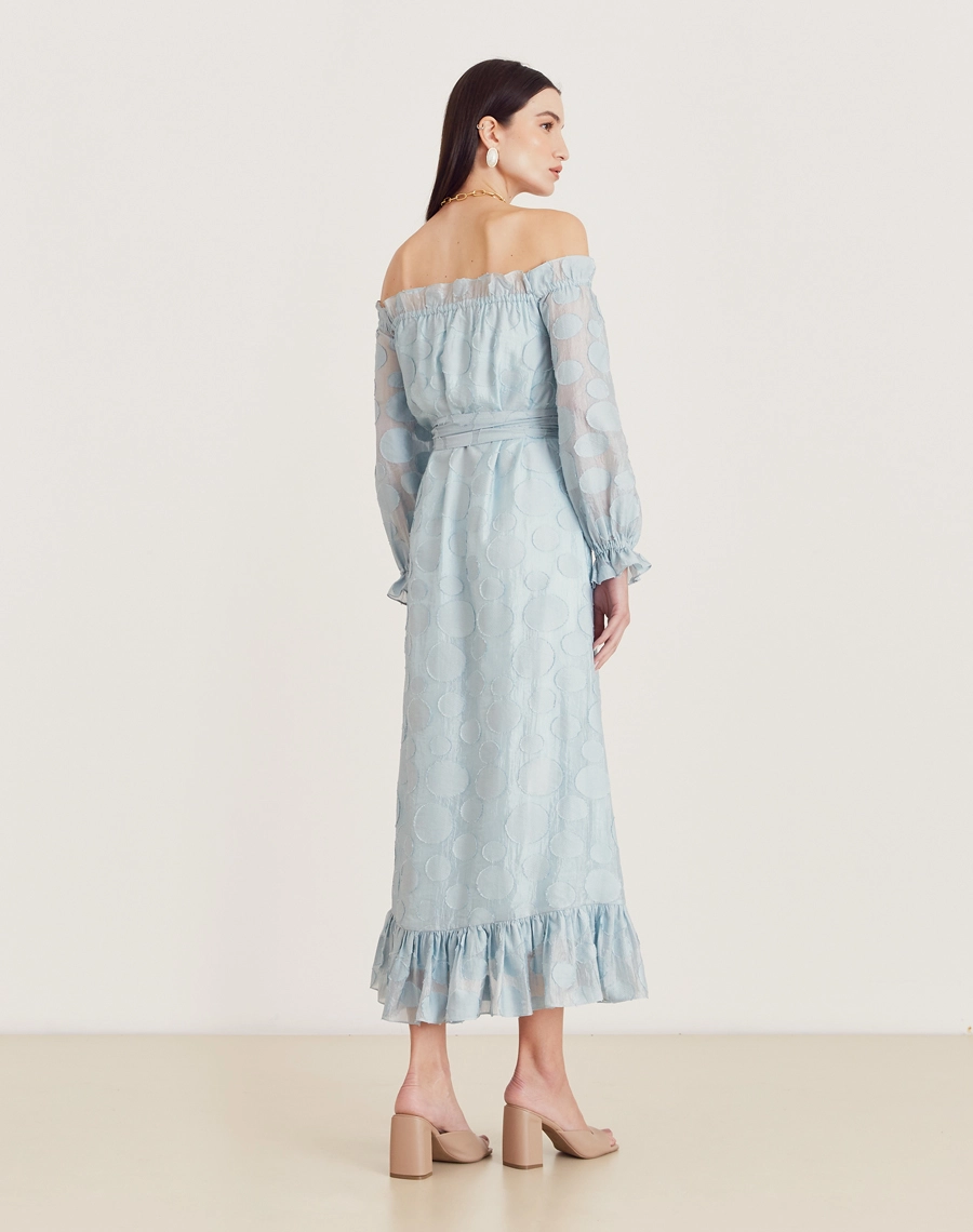 O Vestido Longo Moss é confeccionado em viscose mista com detalhes geométricos bordados, possuindo caimento fluido e sendo menos propenso a amassar, perfeito para o dia a dia. Esse vestido longo é versátil e elegante, perfeito para passeios diurnos, almoços casuais ou coquetéis informais.