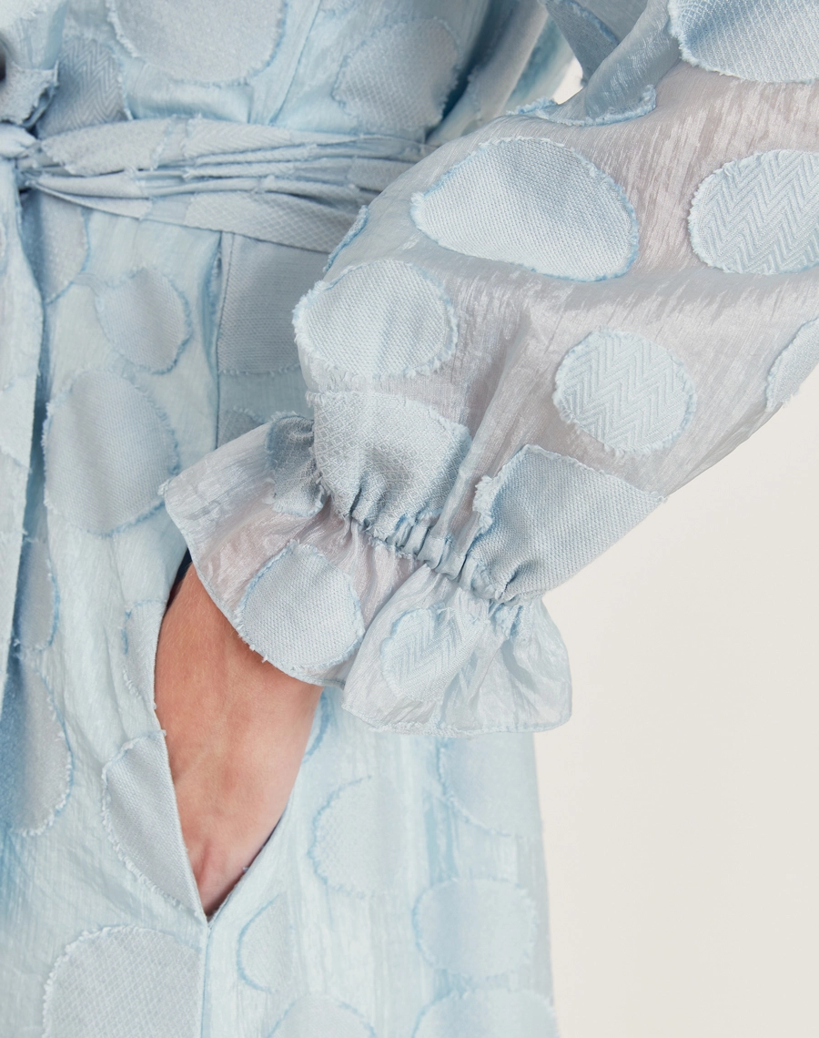 O Vestido Longo Moss é confeccionado em viscose mista com detalhes geométricos bordados, possuindo caimento fluido e sendo menos propenso a amassar, perfeito para o dia a dia. Esse vestido longo é versátil e elegante, perfeito para passeios diurnos, almoços casuais ou coquetéis informais.