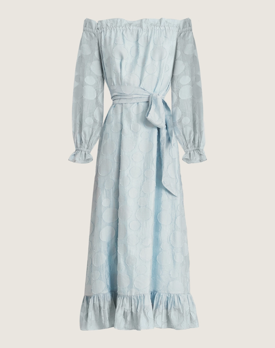 O Vestido Longo Moss é confeccionado em viscose mista com detalhes geométricos bordados, possuindo caimento fluido e sendo menos propenso a amassar, perfeito para o dia a dia. Esse vestido longo é versátil e elegante, perfeito para passeios diurnos, almoços casuais ou coquetéis informais.