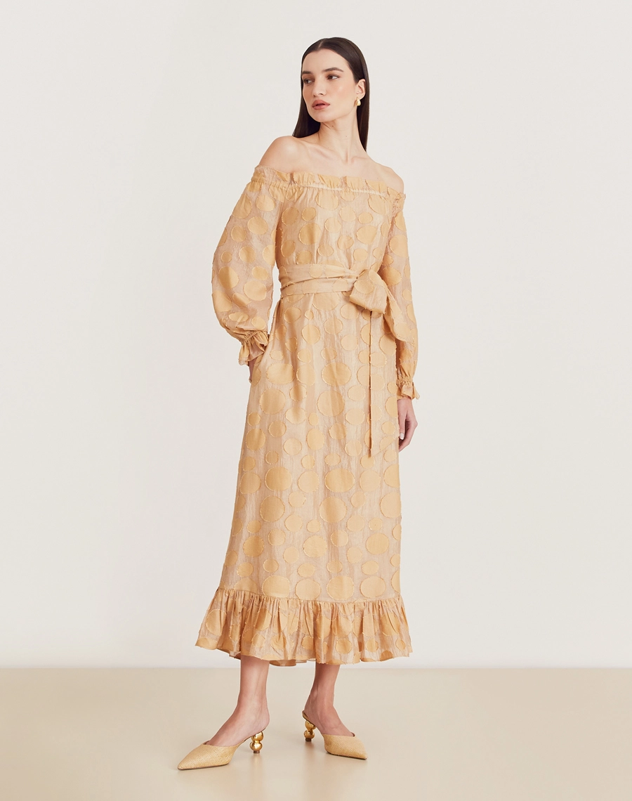 O Vestido Longo Moss é confeccionado em viscose mista com detalhes geométricos bordados, possuindo caimento fluido e sendo menos propenso a amassar, perfeito para o dia a dia. Esse vestido longo é versátil e elegante, perfeito para passeios diurnos, almoços casuais ou coquetéis informais.
