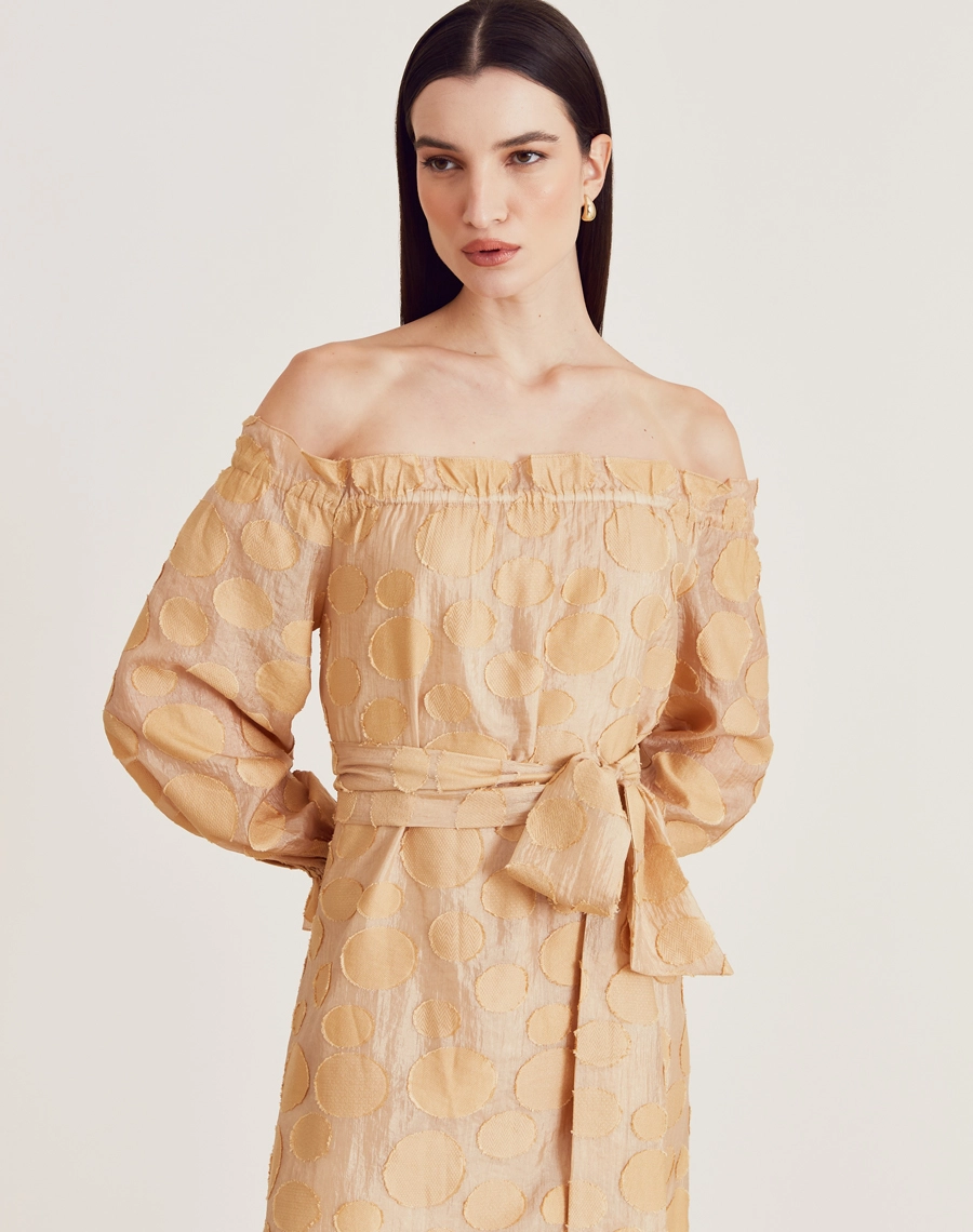 O Vestido Longo Moss é confeccionado em viscose mista com detalhes geométricos bordados, possuindo caimento fluido e sendo menos propenso a amassar, perfeito para o dia a dia. Esse vestido longo é versátil e elegante, perfeito para passeios diurnos, almoços casuais ou coquetéis informais.