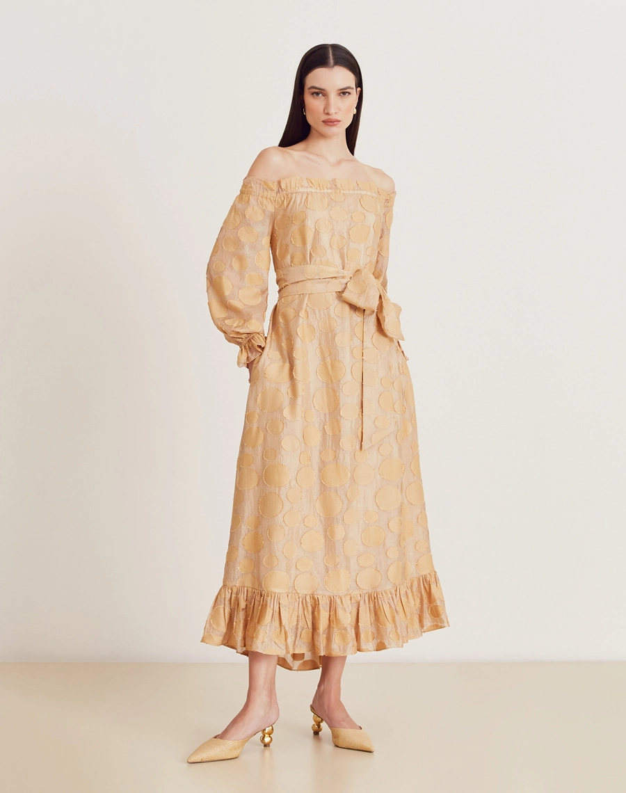 O Vestido Longo Moss é confeccionado em viscose mista com detalhes geométricos bordados, possuindo caimento fluido e sendo menos propenso a amassar, perfeito para o dia a dia. Esse vestido longo é versátil e elegante, perfeito para passeios diurnos, almoços casuais ou coquetéis informais.