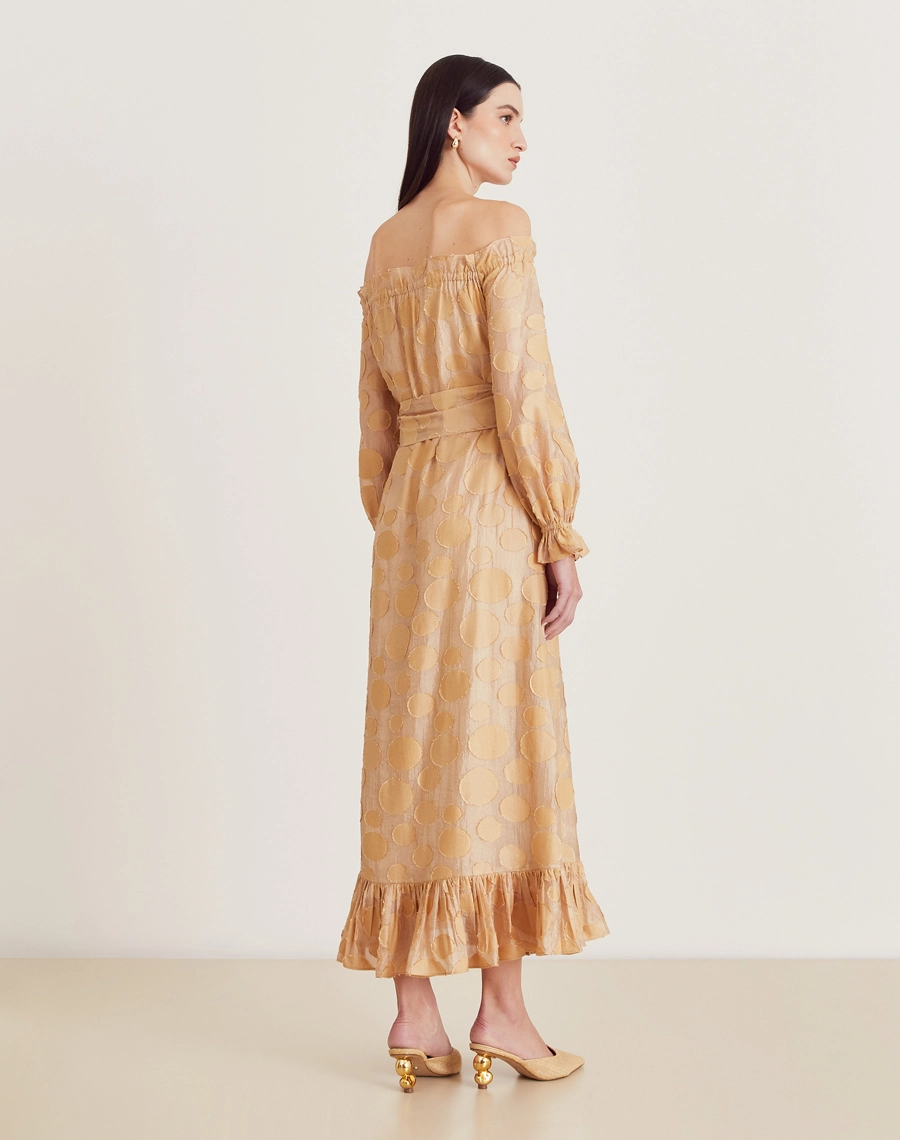 O Vestido Longo Moss é confeccionado em viscose mista com detalhes geométricos bordados, possuindo caimento fluido e sendo menos propenso a amassar, perfeito para o dia a dia. Esse vestido longo é versátil e elegante, perfeito para passeios diurnos, almoços casuais ou coquetéis informais.