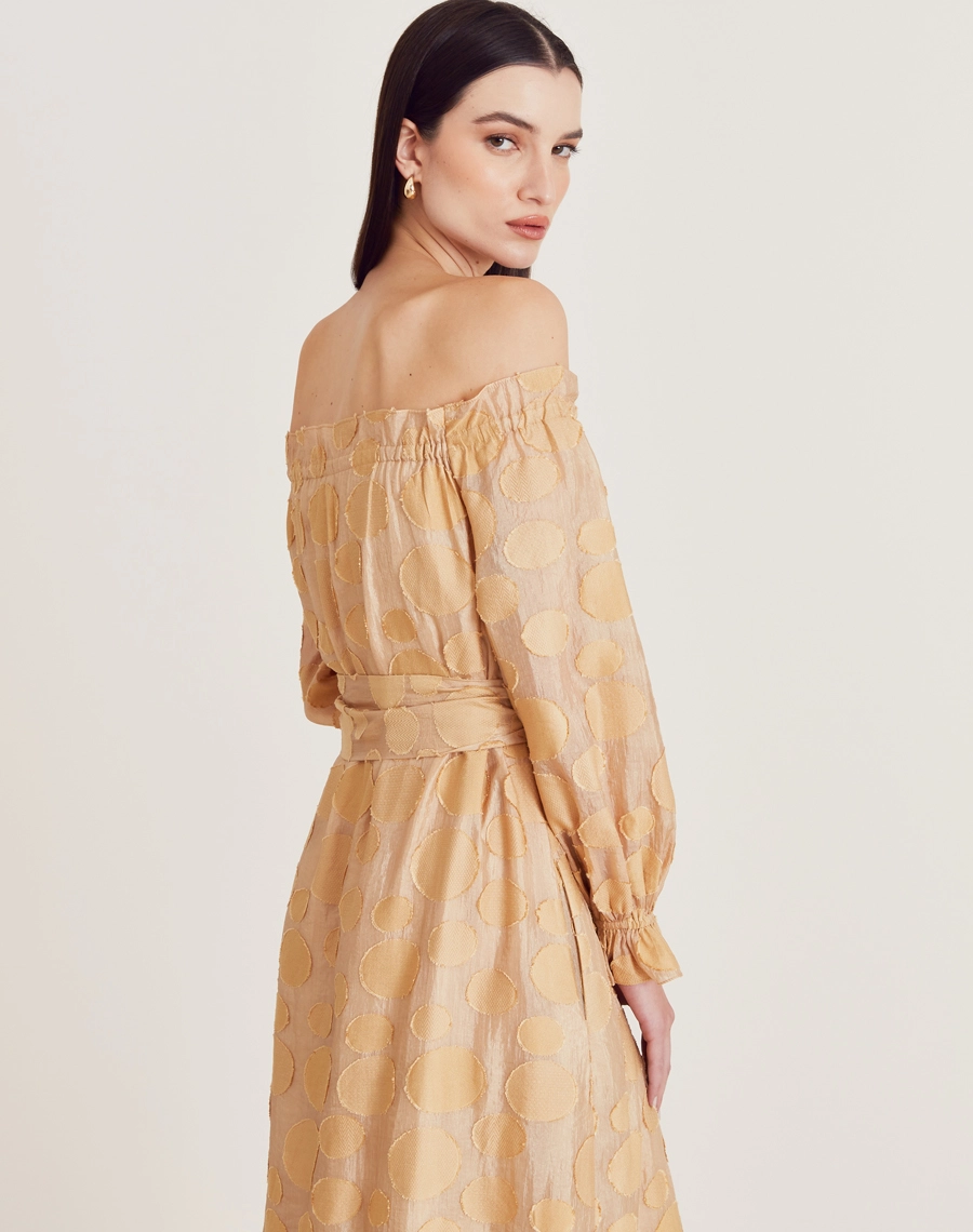 O Vestido Longo Moss é confeccionado em viscose mista com detalhes geométricos bordados, possuindo caimento fluido e sendo menos propenso a amassar, perfeito para o dia a dia. Esse vestido longo é versátil e elegante, perfeito para passeios diurnos, almoços casuais ou coquetéis informais.