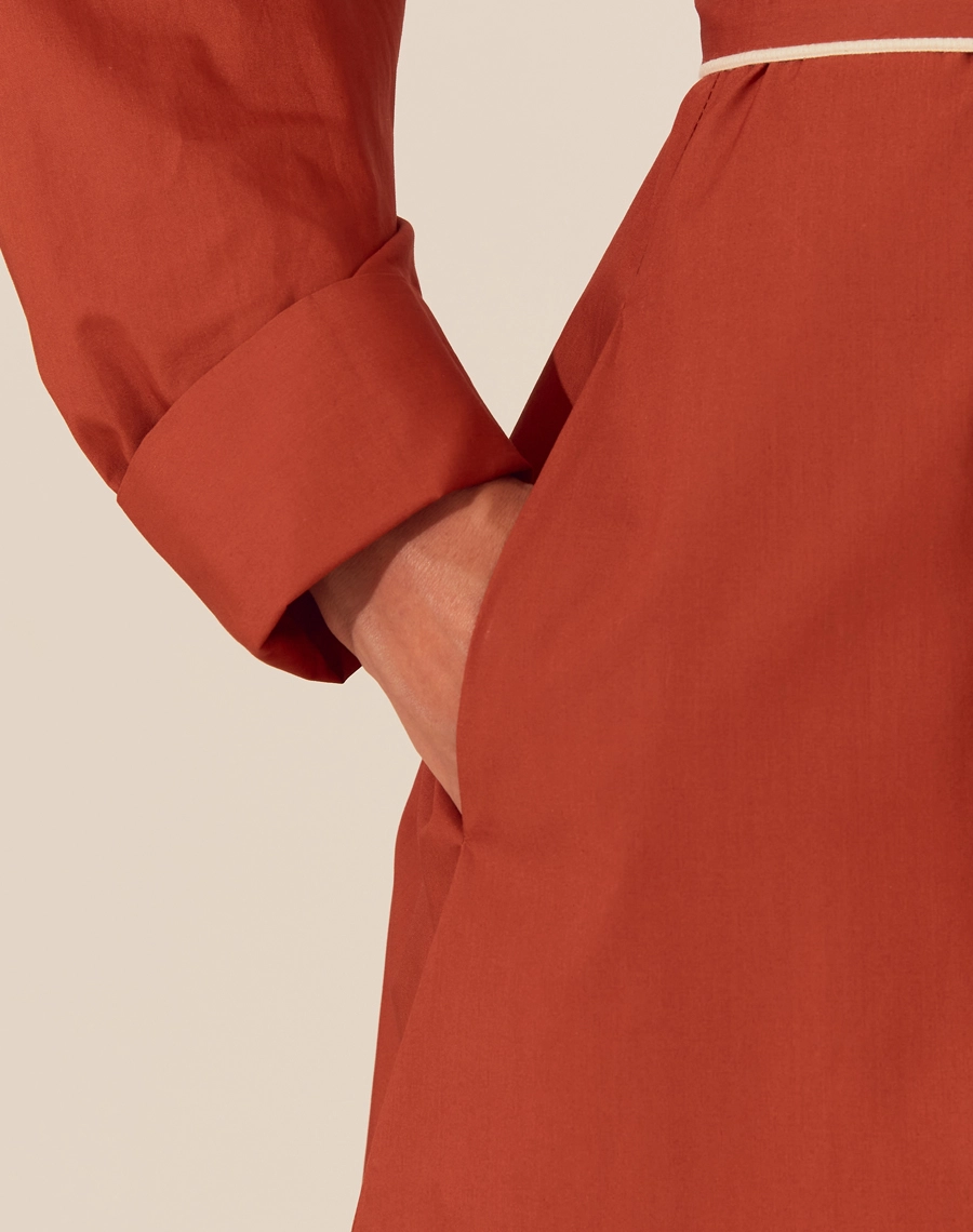 A Chemise Joyce é confeccionada em tricoline.  Um look prático, elegante e versátil, perfeito para ocasiões do dia e da noite.