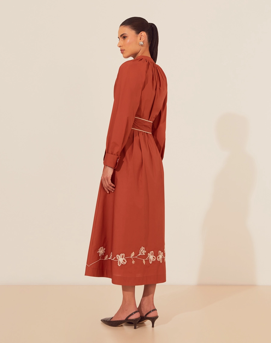 A Chemise Joyce é confeccionada em tricoline.  Um look prático, elegante e versátil, perfeito para ocasiões do dia e da noite.