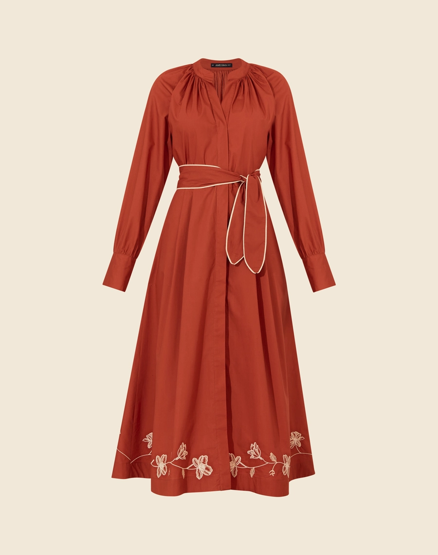 A Chemise Joyce é confeccionada em tricoline.  Um look prático, elegante e versátil, perfeito para ocasiões do dia e da noite.