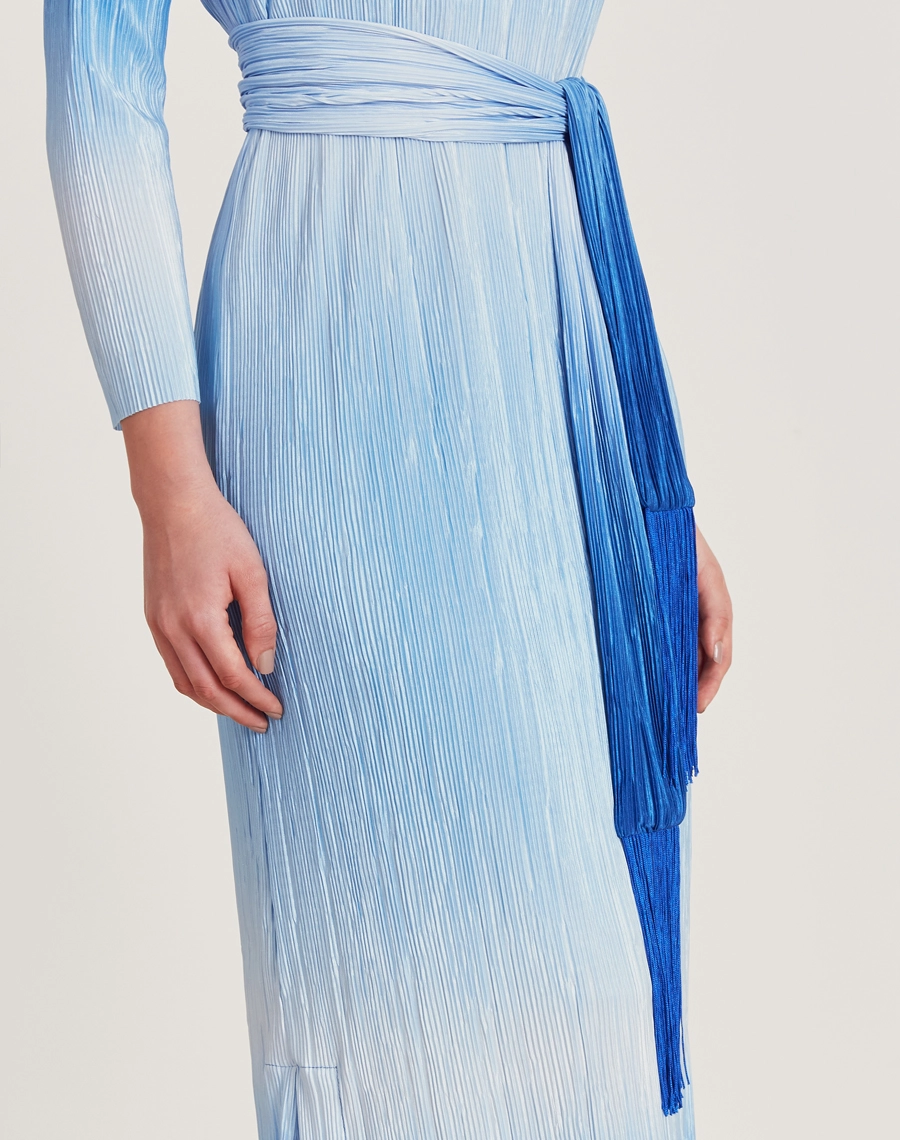 O Vestido Midi Luara com o degradê cria um efeito harmonioso e moderno, perfeito para destacar a leveza e o charme da estação!