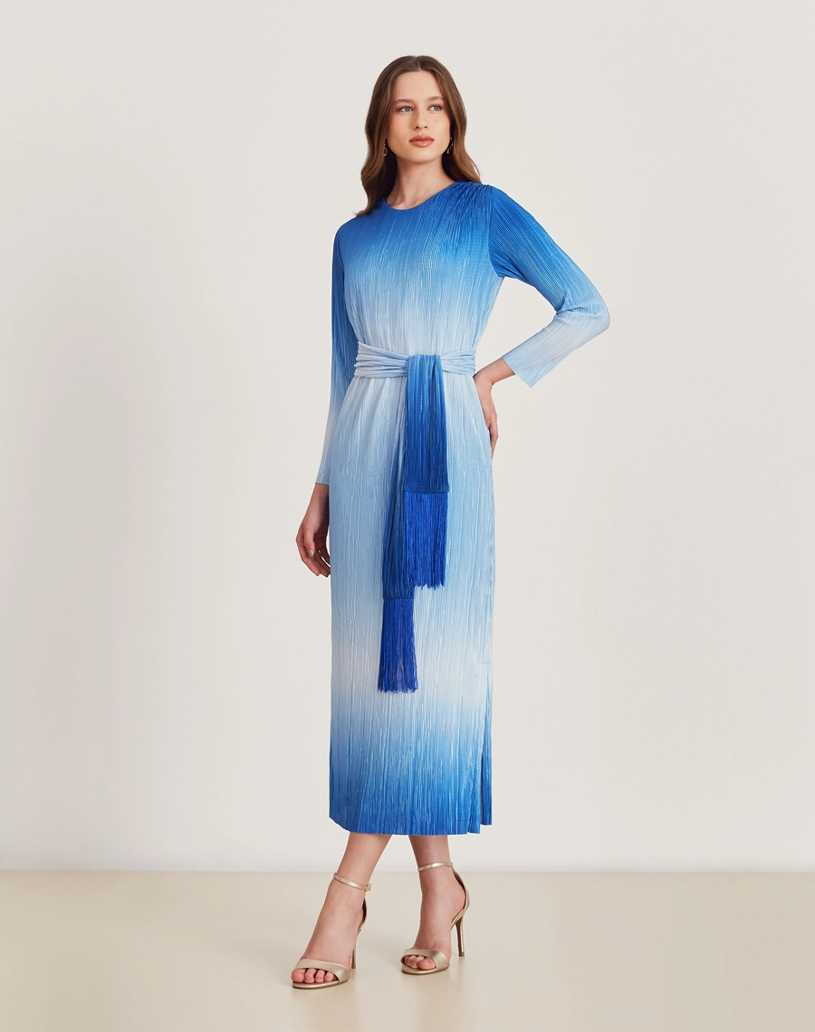 O Vestido Midi Luara com o degradê cria um efeito harmonioso e moderno, perfeito para destacar a leveza e o charme da estação!