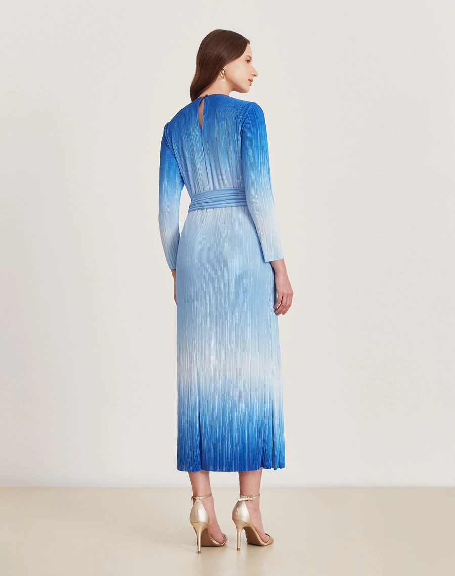 O Vestido Midi Luara com o degradê cria um efeito harmonioso e moderno, perfeito para destacar a leveza e o charme da estação!
