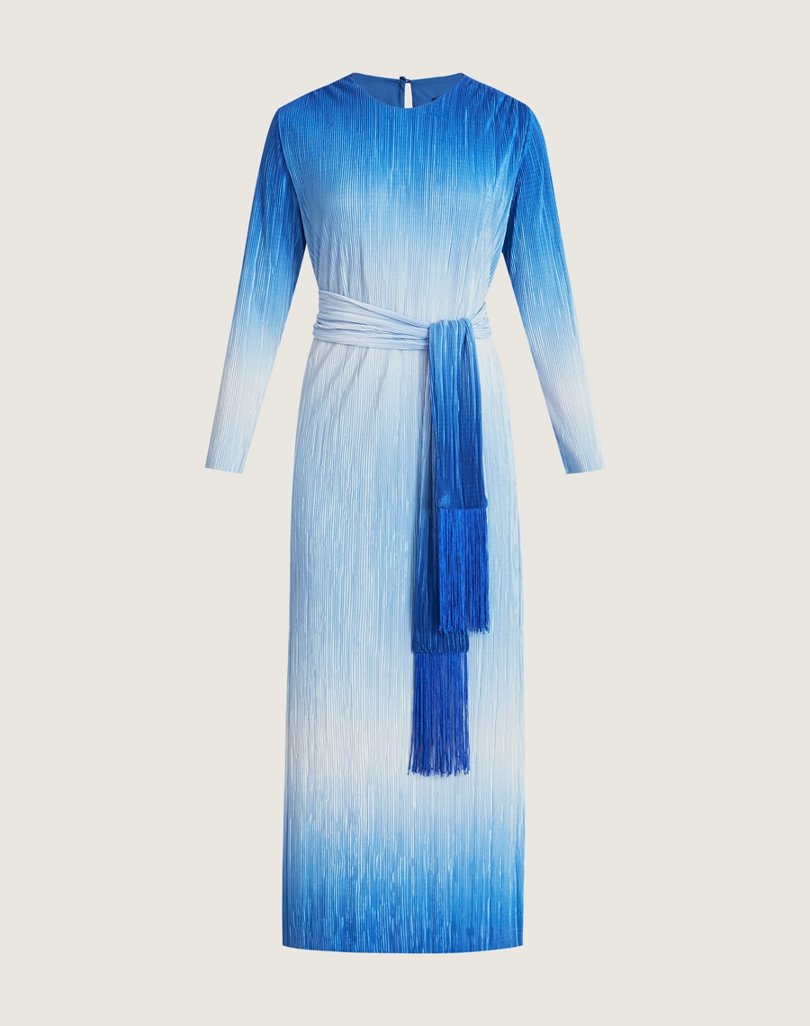 O Vestido Midi Luara com o degradê cria um efeito harmonioso e moderno, perfeito para destacar a leveza e o charme da estação!