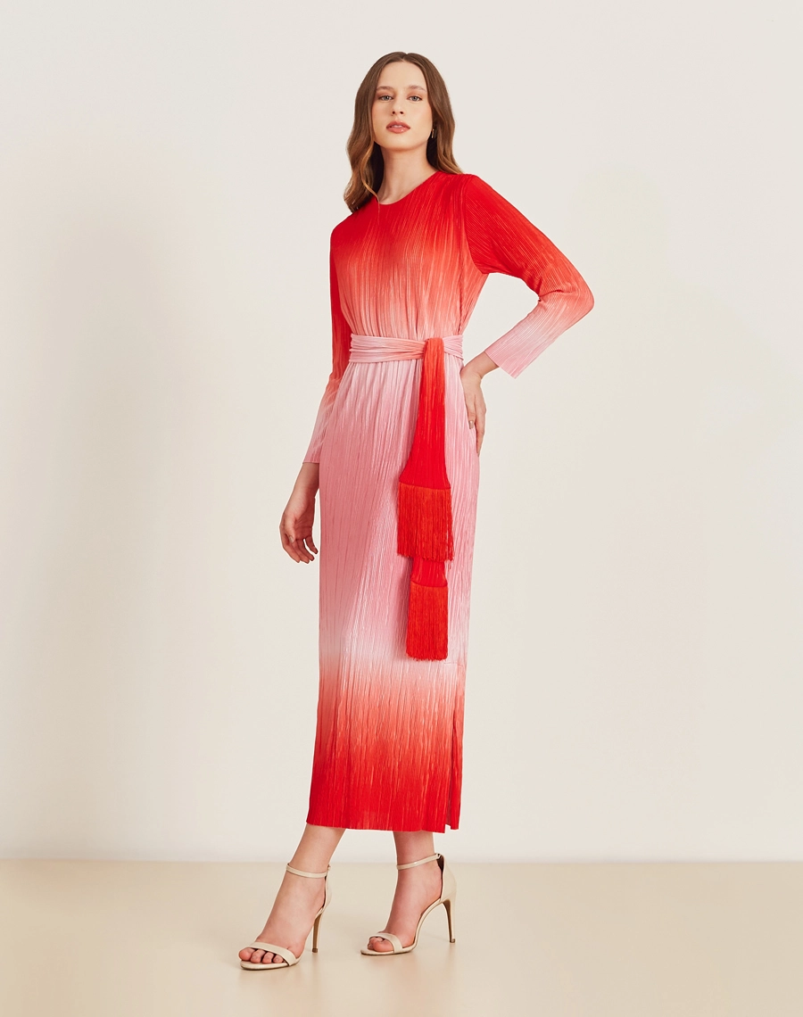 O Vestido Midi Luara com o degradê cria um efeito harmonioso e moderno, perfeito para destacar a leveza e o charme da estação!